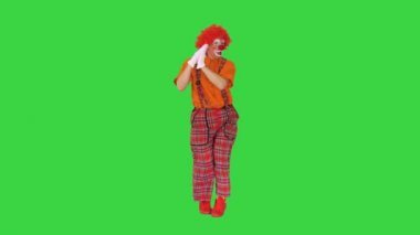 Yeşil Ekran 'da yürüyen ve dans eden palyaço, Chroma Key.