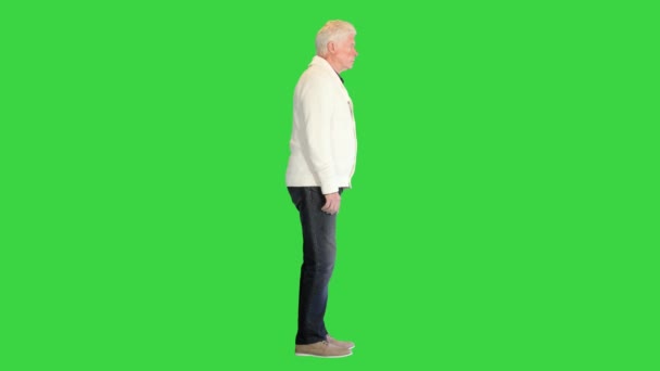 Homem sênior de pé não fazendo nada em uma tela verde, Chroma Key. — Vídeo de Stock