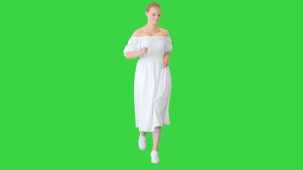 Mladá žena v bílých šatech běží na zelené obrazovce, Chroma Key. — Stock video