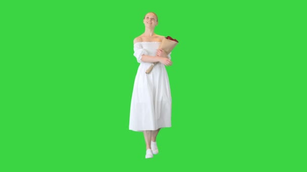 Ragazza sognante con un bellissimo bouquet a piedi su uno schermo verde, Chroma Key. — Video Stock