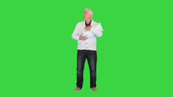 Geschokt grootvader houdt zijn kleinzoon op een groen scherm, Chroma Key. — Stockvideo
