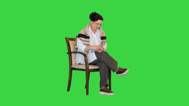 Зрелая женщина с помощью устройства измерения артериального давления и хорошо себя чувствует на зеленом экране, хрома ключ. — стоковое видео