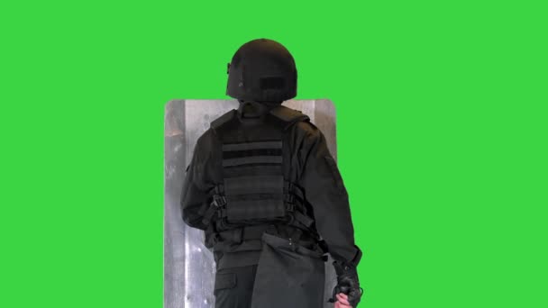 防暴警察单位用警棍在绿色屏幕上制造防弹盾牌，铬键. — 图库视频影像