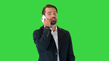 Genç işadamı, yeşil ekranda duygusal bir telefon görüşmesi yapıyor, Chroma Key..