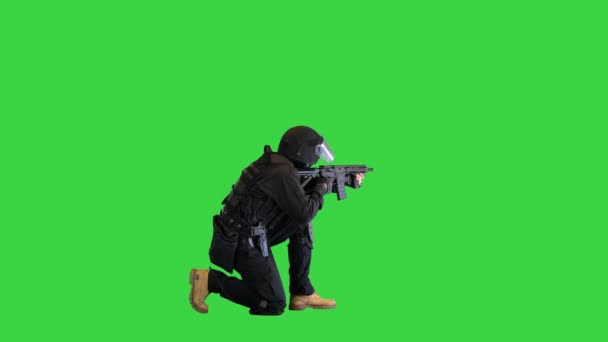 Unidad antiterrorista disparando desde una posición sentada en una pantalla verde, Chroma Key. — Vídeos de Stock