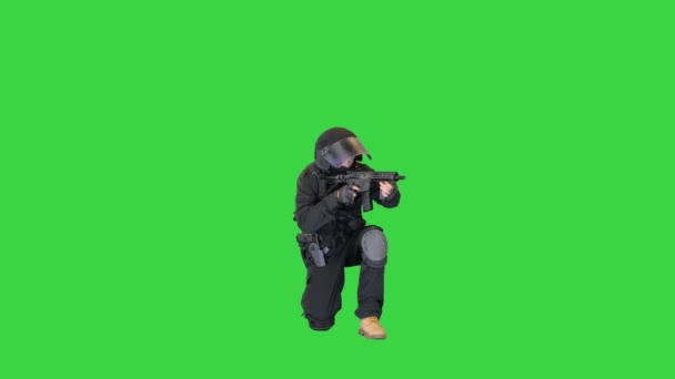 Anti-terroristische eenheid schieten vanuit zittende positie op een groen scherm, Chroma Key. — Stockvideo