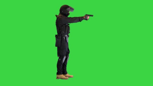 Μονάδα τακτικής της αστυνομίας στοχεύοντας με ένα πιστόλι χειρός σε πράσινη οθόνη, Chroma Key. — Αρχείο Βίντεο