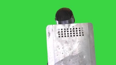 Koruyucu kalkanla kaplı üniformalı asker yeşil ekran, Chroma Key 'de ilerliyor..