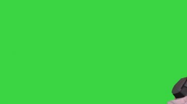 Protestocu koşar ve düşer Yeşil Ekran, Chroma Key 'de.