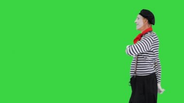 Pandomim gösterisi yapan pandomim sanatçısı Yeşil Ekran, Krom Anahtarı 'nda yürür ve hayali kapıyı açar..