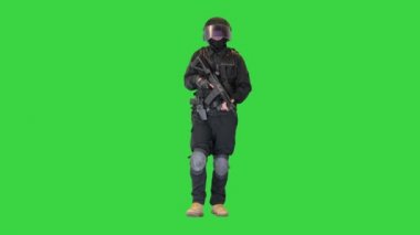 Saldırı tüfekli bir SWAT operatörü Yeşil Ekran, Chroma Key 'de yürüyor..