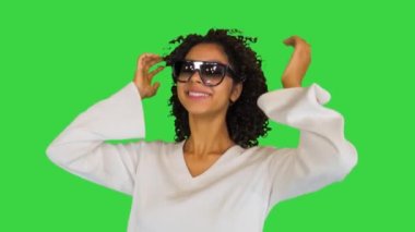 Yeşil Ekran 'da güneş gözlüğü takan mutlu Afrikalı Amerikalı kız Chroma Key.