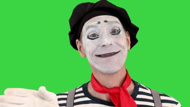 Friendly mime showing hello with his hand on a Green Screen, Chroma Key. — Stock Video