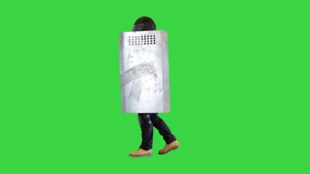 Upplopp polis enhet promenader med en sköld och stafettpinnen på en grön skärm, Chroma Key. — Stockvideo