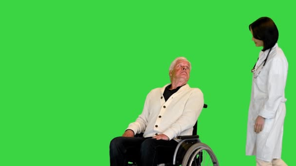 Медсестра толкает пациента на инвалидном кресле на зеленый экран, хрома ключ. — стоковое видео