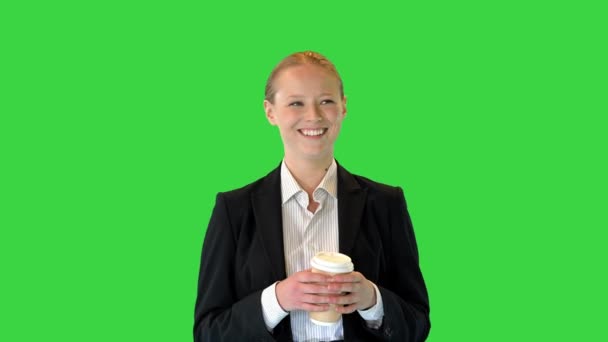 Чудова молода блондинка йде, тримаючи на зеленому екрані чашку кави, Хрома Кі.. — стокове відео