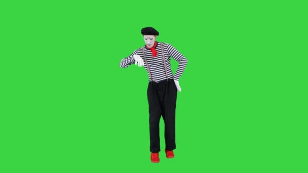 Mime prétendant être ivre ayant deux verres de boisson imaginaire sur un écran vert, Chroma Key. — Video