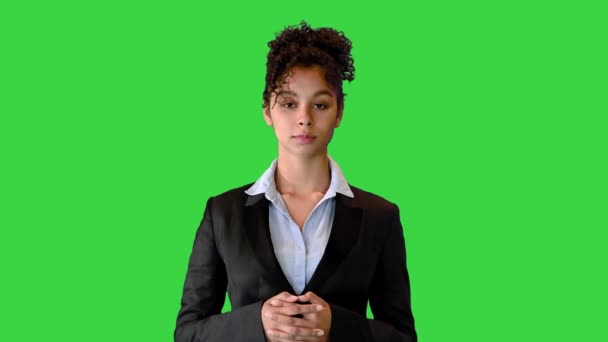 African American woamn dans une veste noire parlant à la caméra sur un écran vert, Chroma Key. — Video