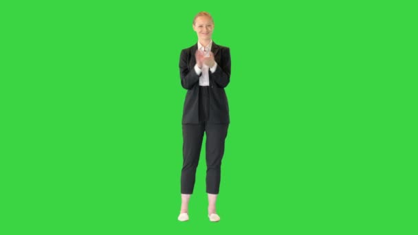 Hübsche blonde Frau lächelt und klatscht Hände auf einem Green Screen, Chroma Key. — Stockvideo