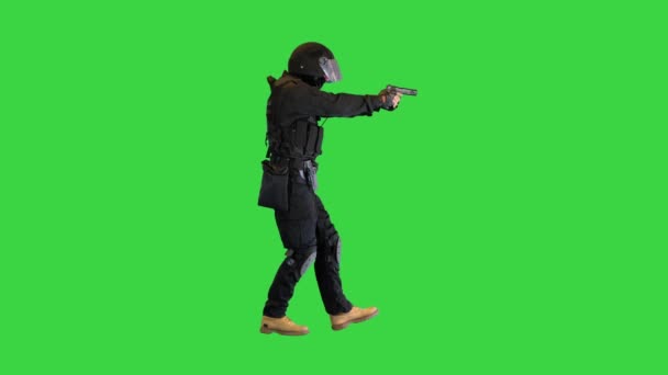Hombre armado en barril protector con una pistola caminando apuntando a una pantalla verde, Chroma Key. — Vídeos de Stock