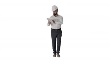 Beyaz arkaplanda yürürken tablet bilgisayar kullanan bir inşaat uzmanı.