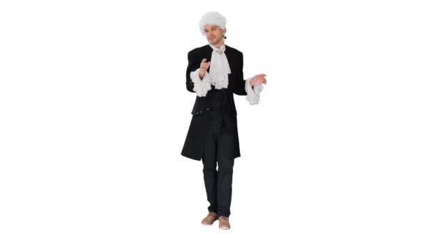 Mężczyzna w staromodnym płaszczu i białej peruce rozmawiający i odpuszczający rękami patrząc teatralnie w kamerę na białym tle. — Wideo stockowe
