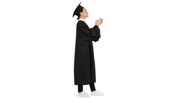 Graduiertenstudentin applaudiert lächelnd auf weißem Hintergrund. — Stockvideo
