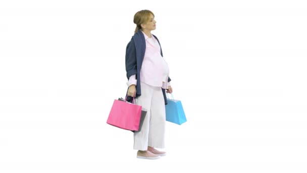 Krásné šťastné vzrušující těhotné blondýny drží nákupní tašky na bílém pozadí. — Stock video