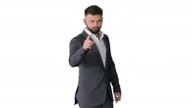 İşadamı beyaz arkaplanı işaret ediyor ve onaylıyor.