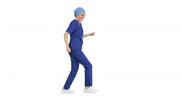 Meisje arts is dansen en lopen op witte achtergrond. — Stockvideo