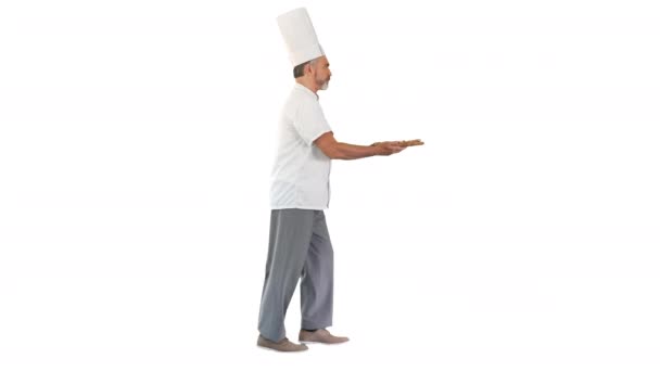 Masak berjalan terburu-buru dengan pizza di tangannya pada latar belakang putih. — Stok Video