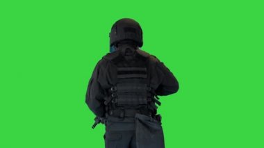 Taktik polis birimi yeşil ekranda bir tüfekle koşuyor, Chroma Key..
