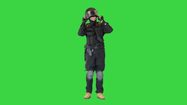 Speciální policejní jednotka sundává helmu na zelené obrazovce, Chroma Key. — Stock video