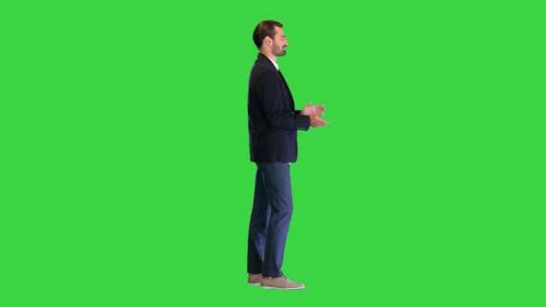 Felice giovane uomo d'affari in piedi e applaudendo su uno schermo verde, Chroma Key. — Video Stock