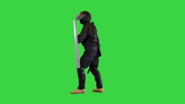 Unit polisi anti huru hara membuat perisai dengan tongkat di layar hijau, Chroma Key. — Stok Video