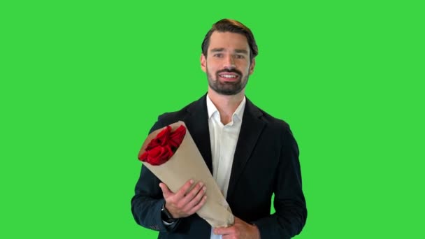Hombre guapo caminando a la fecha con ramo de rosas en una pantalla verde, Chroma Key. — Vídeos de Stock