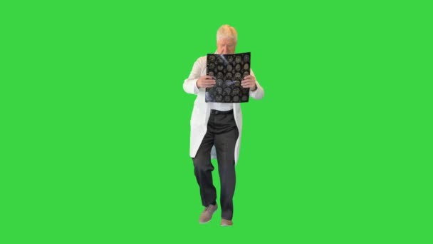 緑の画面、クロマキーの上を歩いている間、 MRIスキャンを見て急いで医者. — ストック動画