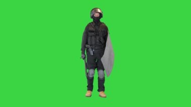 Kalkanı ve copu olan özel bir çevik kuvvet polisi Yeşil Ekran, Chroma Key 'i bekliyor..