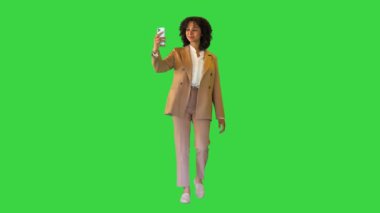 Neşeli siyah kadın yeşil ekranda selfie çekiyor, Chroma Key..