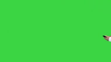 Yeşil Ekran 'da yürüyen ve mesajlaşan modern yaşlı adam, Chroma Key.