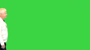 Yeşil Ekran 'da yürüyen ve ileriye bakan kıdemli adam, Chroma Key.