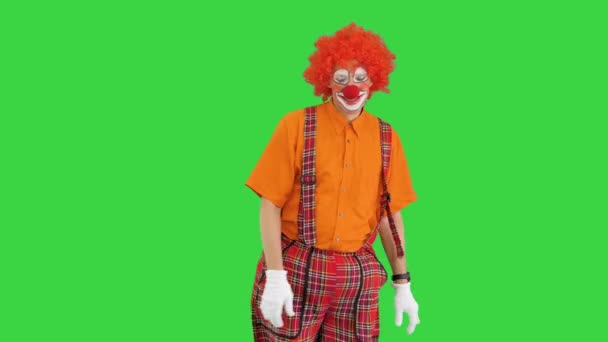 Mężczyzna clown machając jego ręce jak on jest latający na zielony ekran chroma klucz. — Wideo stockowe