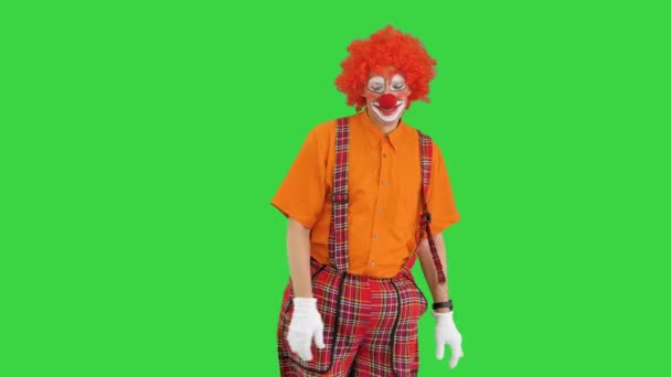 Payaso masculino agitando sus manos como si estuviera volando en una pantalla verde, Chroma Key. — Vídeos de Stock