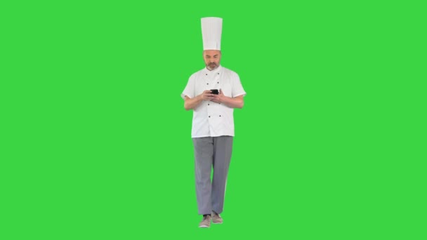 厨头步行，在绿色屏幕上使用手机，Chroma键. — 图库视频影像