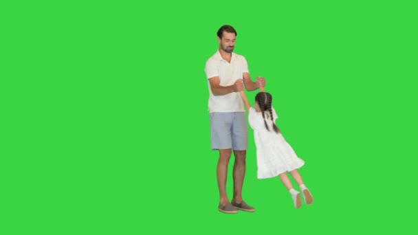 Pai feliz segurando suas filhas mãos e girando em torno de deixá-la voar em uma tela verde, Chroma Key. — Vídeo de Stock
