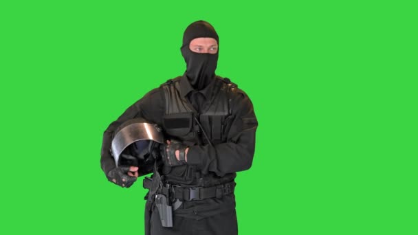 Policier anti-émeute debout tenant son casque dans les mains sur un écran vert, Chroma Key. — Video