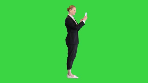 Jeune femme faisant un appel vidéo avec son smartphone sur un écran vert, Chroma Key. — Video