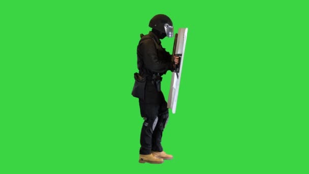 Unidad de policía antidisturbios caminando con el escudo en una pantalla verde, Chroma Key. — Vídeo de stock