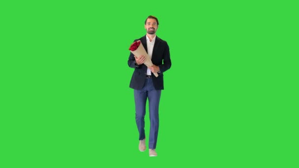 Schöner Mann, der mit einem Rosenstrauß auf einem Green Screen zum Date geht, Chroma Key. — Stockvideo