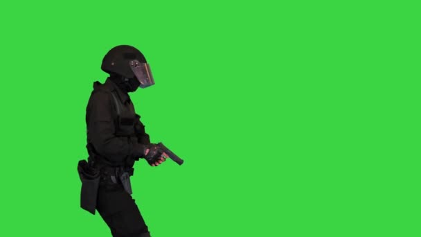 Zvláštní policejní jednotka přichází a střílí z ruční zbraně na zelené obrazovce, Chroma Key. — Stock video